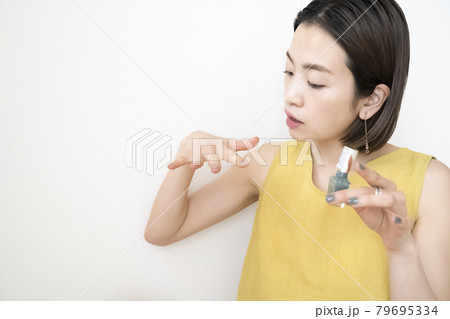 ネイルを塗る女性 ネイルを塗る女性 79695334