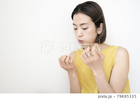 ネイルを塗る女性 ネイルを塗る女性 79695335