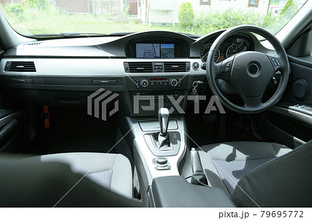 車のフロントシート 79695772