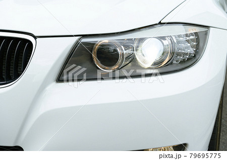 車のヘッドライト（点灯） 79695775