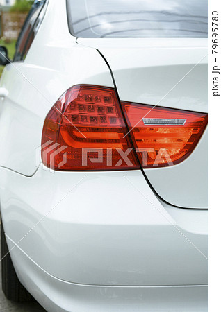 車のテールランプ（点灯時） 79695780