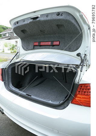 セダンのトランク 79695782