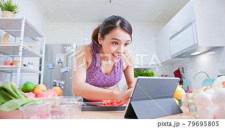 preparing Salad for eating 79695805