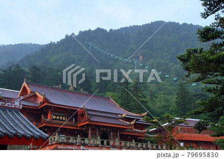 中国四川省峨眉山 寺院と頂上へのロープウェイ 中国四川省峨眉山 寺院と頂上へのロープウェイ 79695830