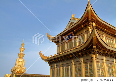 中国四川省峨眉山　山頂の金頂と呼ばれる華蔵寺金殿と四面十方普賢金像 79695833