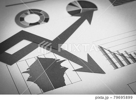 人口ピラミッドと矢印　人口構成　両極化　グラフ　二極化 79695899
