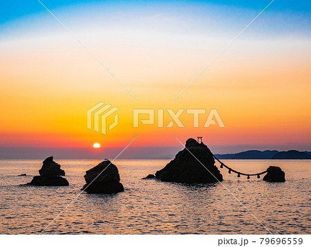 伊勢　二見浦の日の出 79696559