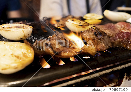 昔ながらの焼肉屋さんで食べるジューシーな牛カルビ焼肉 昔ながらの焼肉屋さんで食べるジューシーな牛カルビ焼肉 79697199