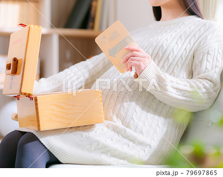 湿布を取り出す妊婦 4:3 湿布を取り出す妊婦 4:3 79697865