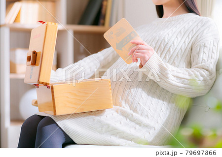 湿布を取り出す妊婦　 79697866