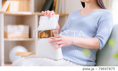 紙ナプキンをポーチに入れる妊婦　16:9 79697875