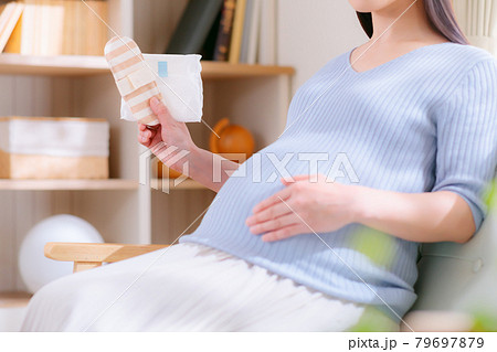 ナプキンを持つ妊婦　布ナプキン　紙ナプキン　 79697879