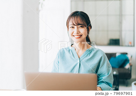 テレワークをする女性 テレワークをする女性 79697901