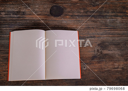 一冊のノートブック【屋外自然光】 79698068