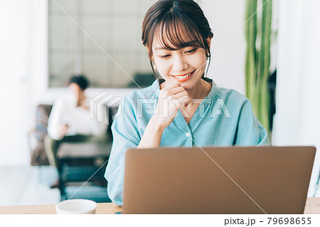 テレワークをする女性とソファでくつろぐ男性 テレワークをする女性とソファでくつろぐ男性 79698655