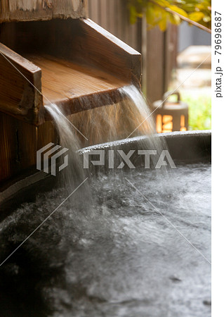 客室露天風呂の温泉の湯口、源泉かけ流しの写真素材 [79698687] - PIXTA