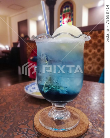 大正明治風純喫茶の深い夜の空をイメージした、おふとんに入る前に飲む濃紺色のクリームソーダ 大正明治風純喫茶の深い夜の空をイメージした、おふとんに入る前に飲む濃紺色のクリームソーダ 79698714