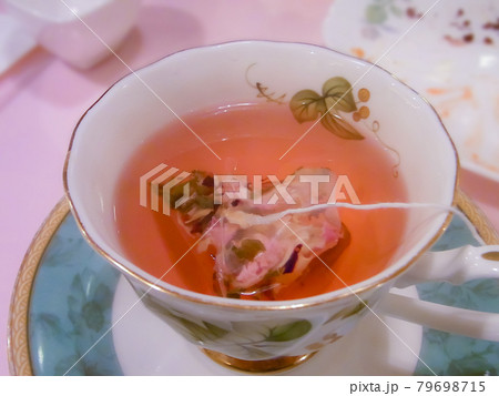 ティーバッグの入ったティーカップ、優雅なアフタヌーンティーのローズヒップティー ティーバッグの入ったティーカップ、優雅なアフタヌーンティーのローズヒップティー 79698715