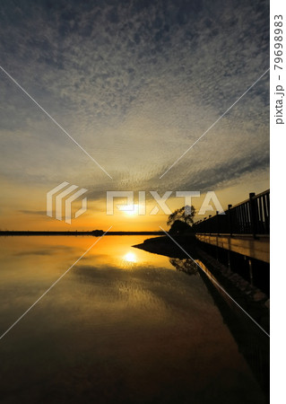 夕焼けリフレクションと橋 夕焼けリフレクションと橋 79698983
