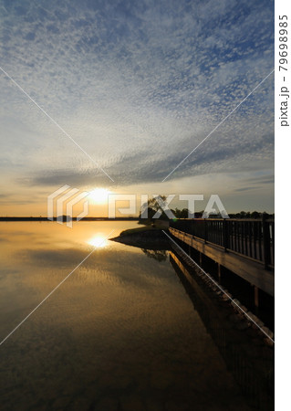 夕焼けリフレクションと橋 79698985