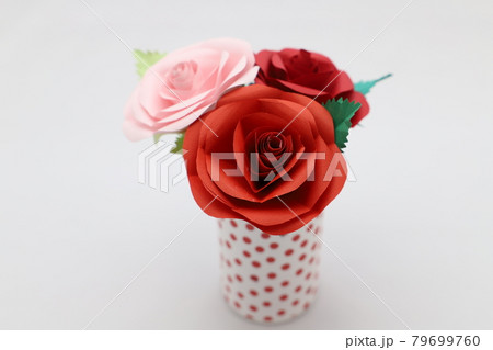 折り紙で作った手作りのバラの花 79699760