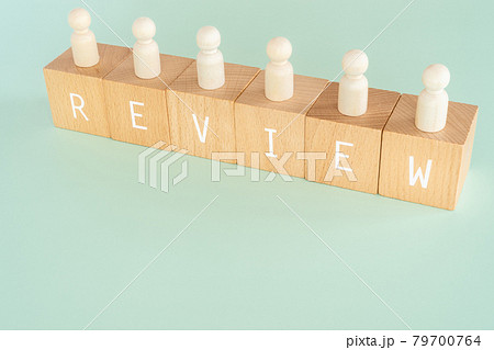 レビュー|「REVIEW」と書かれた積み木と人型のおもちゃ レビュー|「REVIEW」と書かれた積み木と人型のおもちゃ 79700764