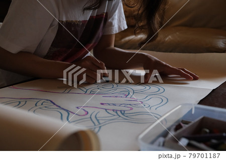 芸術家が絵を描くイメージ写真素材 アーティストの手元 芸術家が絵を描くイメージ写真素材 アーティストの手元 79701187
