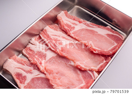 バットの中の日本のしょうが焼き用薄切り豚肉ロース バットの中の日本のしょうが焼き用薄切り豚肉ロース 79701539