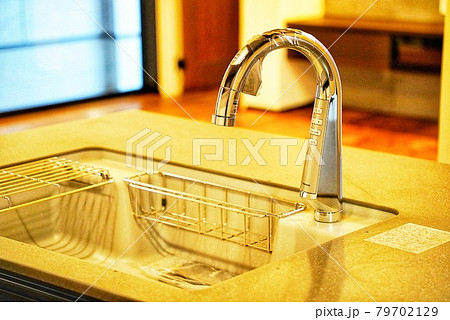 システムキッチンの蛇口から水 79702129