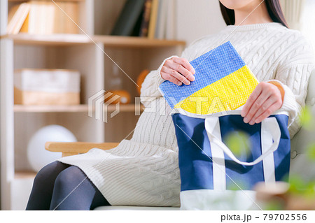 ピクニックシートをバッグに入れる妊婦 レジャーシート ビニールシート ピクニックシートをバッグに入れる妊婦 レジャーシート ビニールシート 79702556