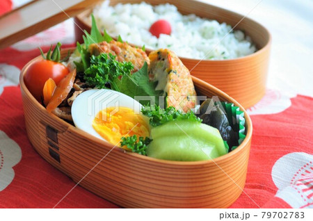 曲げわっぱ弁当箱に盛られた和食惣菜中心のお弁当 79702783