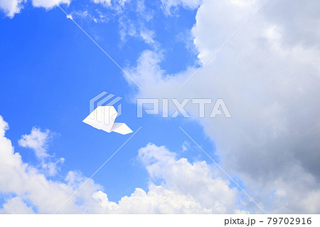 大空を飛ぶ紙飛行機 大空を飛ぶ紙飛行機 79702916