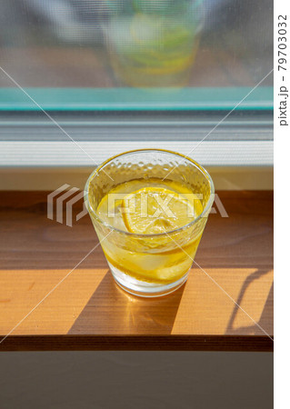 自然光を浴びたレモン水 自然光を浴びたレモン水 79703032