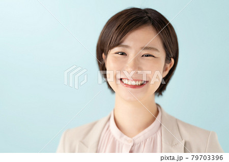 ビジネスウーマン 若い女性 笑顔 ポートレート ビジネスウーマン 若い女性 笑顔 ポートレート 79703396