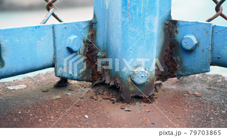 錆びて腐食の進むフェンスの支柱＜01＞ 79703865