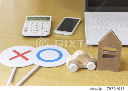 デジタルデバイスで、住まいを探すイメージ 79704013