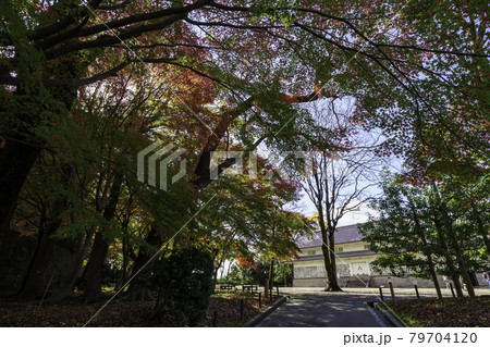 秋の金沢旅行・紅葉した金沢城公園　三十間長屋 79704120