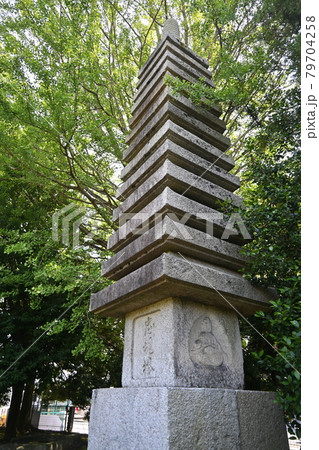 日本庭園・慶雲館の十三重石塔 79704258