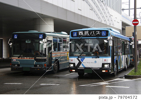 新旧の西武バス(石神井公園駅前) 新旧の西武バス(石神井公園駅前) 79704572