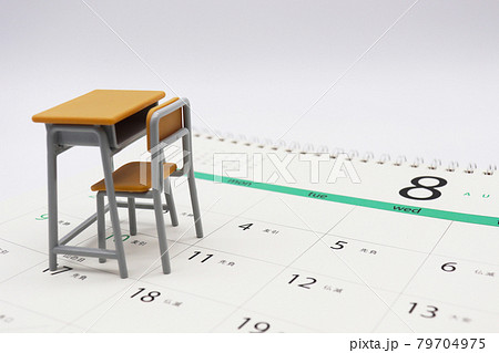 夏休みに入る 79704975