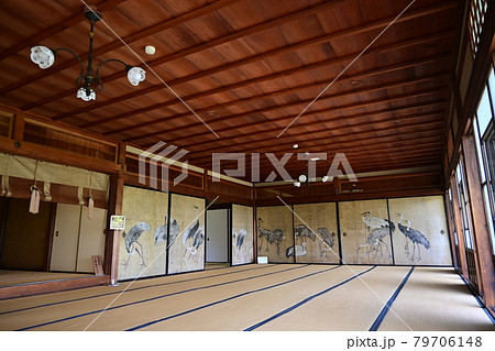 日本庭園・慶雲館の本館二階の群鶴図襖 日本庭園・慶雲館の本館二階の群鶴図襖 79706148