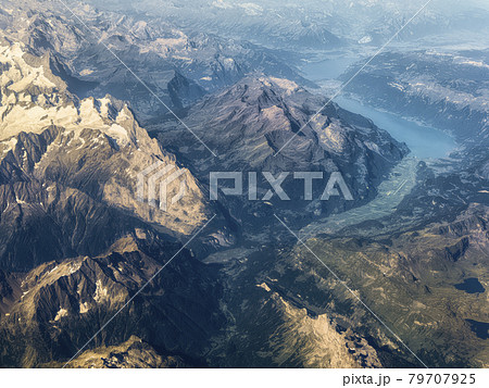 スイス空撮 アイガー・ブリエンツ湖 / Switzerland 79707925