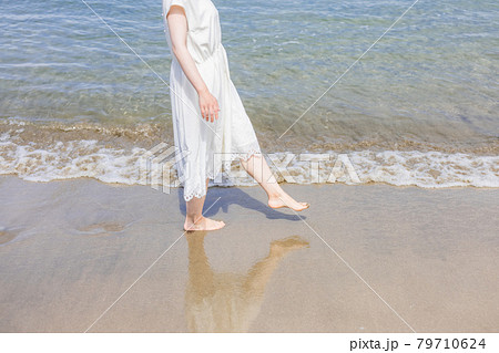 女子旅で海に入るワンピースの若い女性 79710624