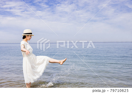 女子旅で海を観光する若い女性 女子旅で海を観光する若い女性 79710625