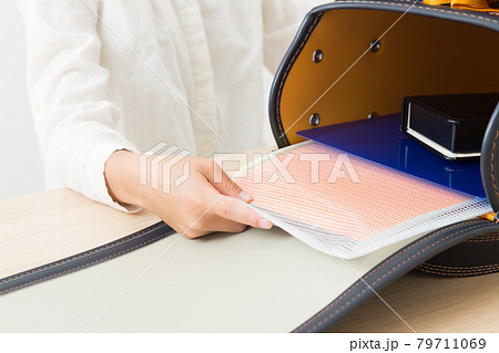 学校の準備をする男の子 学校の準備をする男の子 79711069