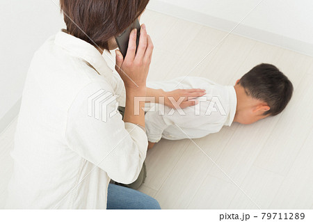 緊急連絡する母親 79711289