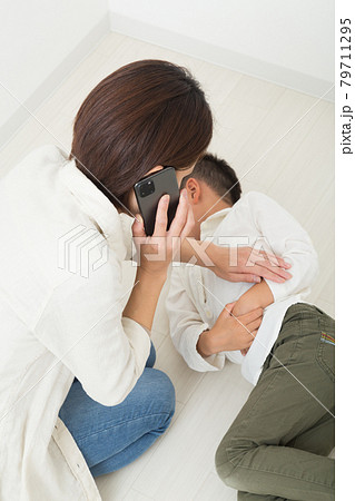 問い合わせする母親 問い合わせする母親 79711295