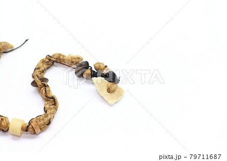 動物の卵と毛を使ったブレスレット 79711687