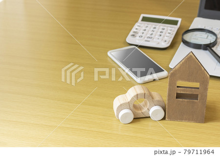 デジタルデバイスで、住まいを探すイメージ 79711964