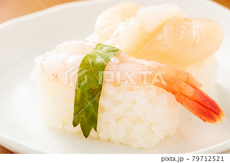 にぎり寿司。甘えびと帆立。 にぎり寿司。甘えびと帆立。 79712521